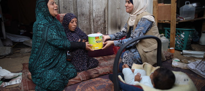On September 28th 2025,  Human Appeal France distributed 100 cans of baby milk powder to vulnerable families in Al-Arad al Tibaa shelter, South Gaza.