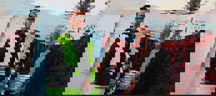 We provided 700 hot meals to displaced families seeking shelter in Deir al Balah, Gaza. 