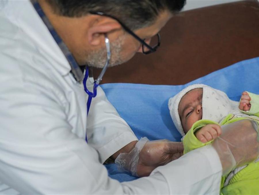 Displaced Syrian mothers and babies receiving care