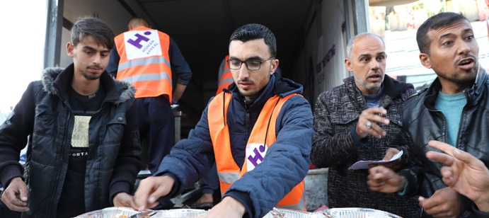 Our team in Gaza distributed 750 hot meals to displaced Palestinians in Deir Al Balah, helping them to stay nourished throughout the month of Ramadan.