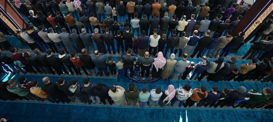 Why Muslims Give Sadaqah on Fridays — and How to Make It a Habit
