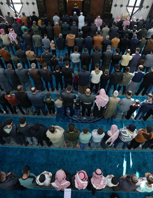Why Muslims Give Sadaqah on Fridays — and How to Make It a Habit